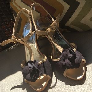 TAHARI Stacy T-strap heel w burlap flower